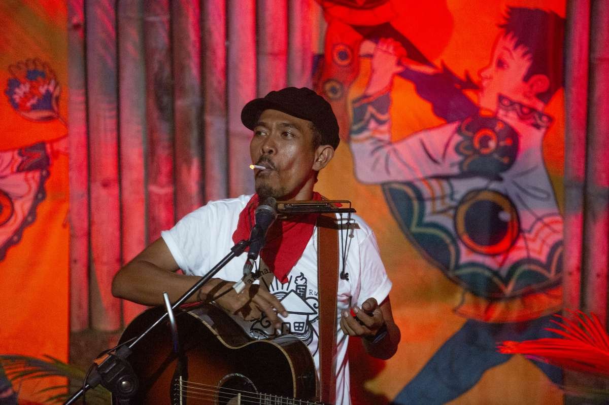 Iksan Skuter Bermain Gitar dan Merokok