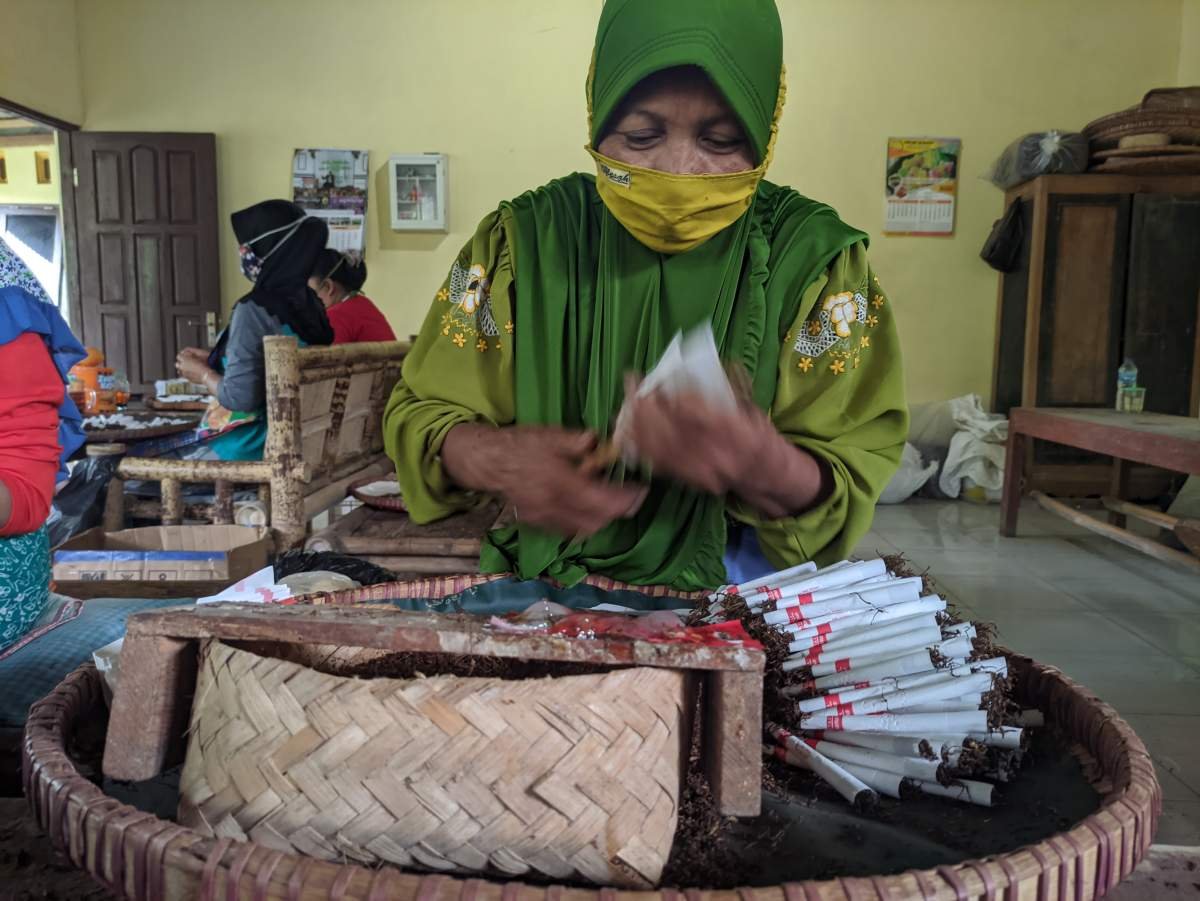 jari trampil juru linting rokok dua saudara