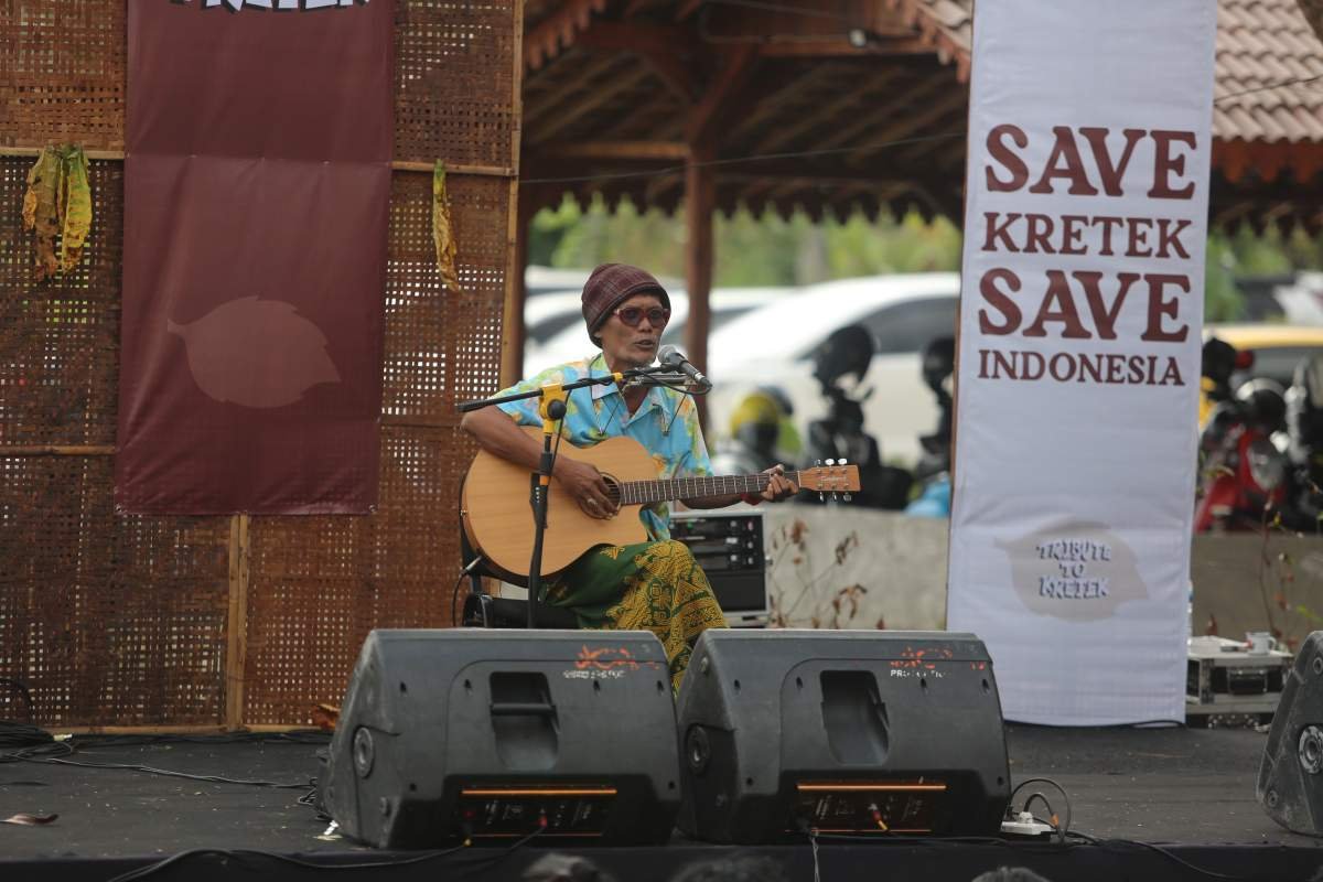 Jibal Windiaz on Stage Tribute to Kretek