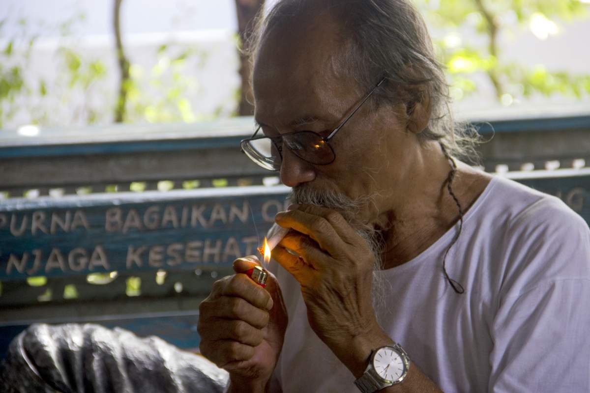 Joko Pekik Menikmati Kretek