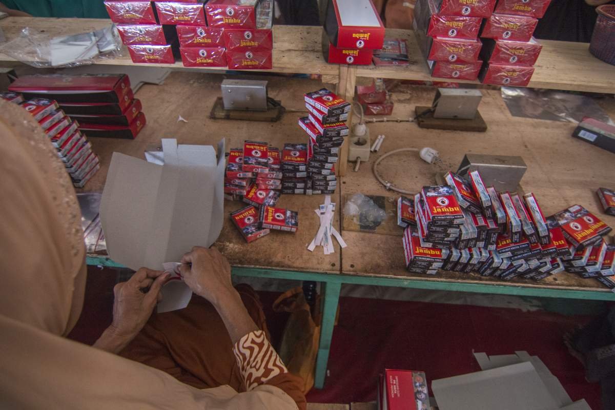 Juru Kemas Rokok Kretek Djambu Bold Kudus