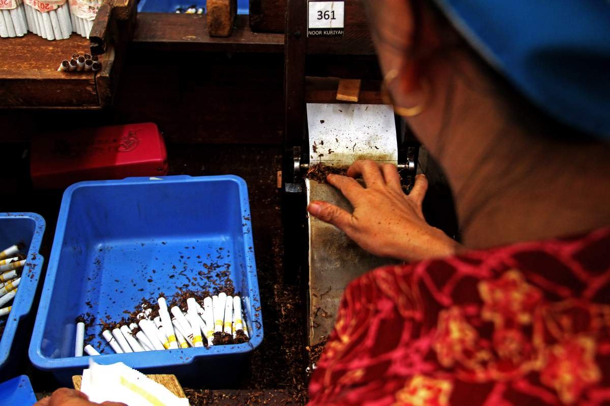 Juru Linting Pabrik Rokok Djarum Kudus