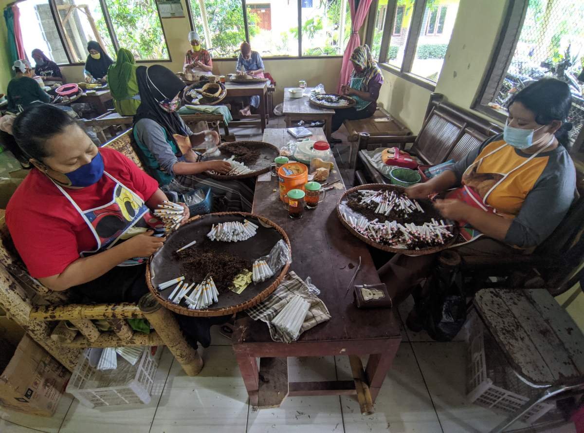 juru linting pabrik rokok klembak menyan dua saudara