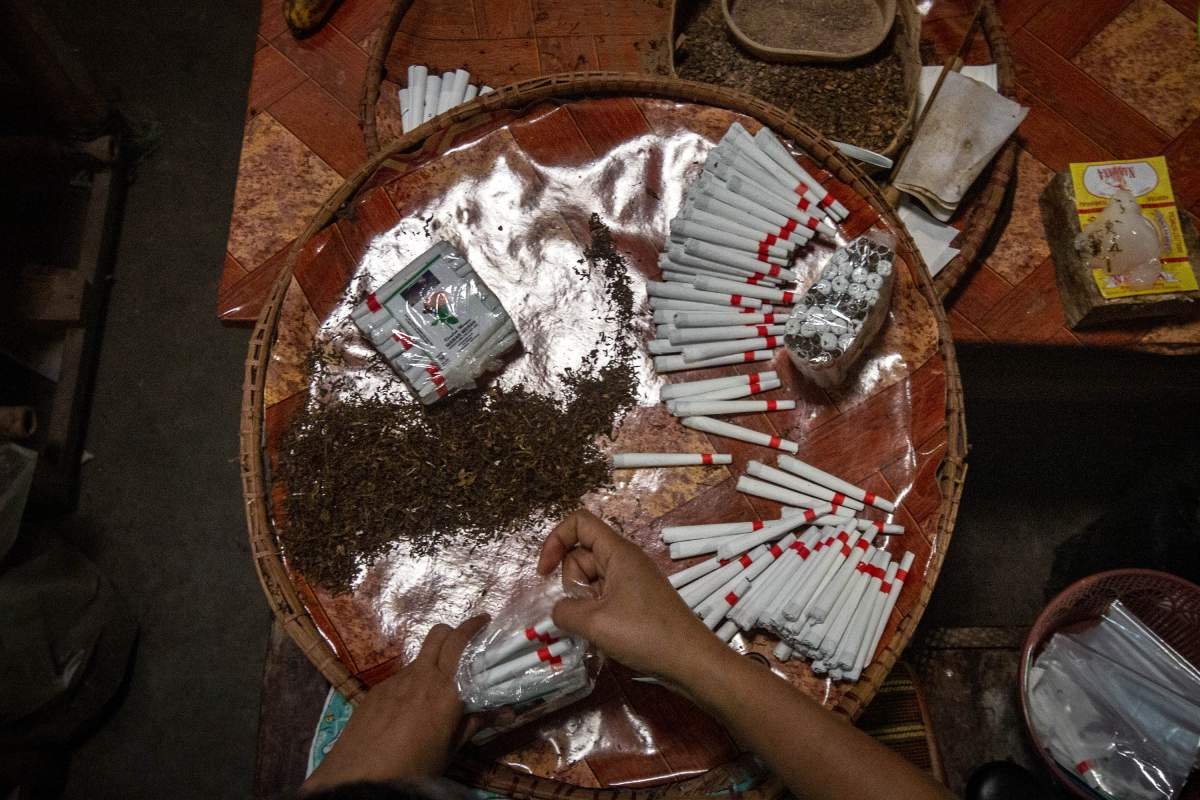 Juru Linting Rokok Kretek Dua Saudara