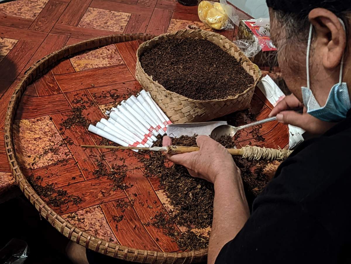 juru linting sigaret kretek tangan