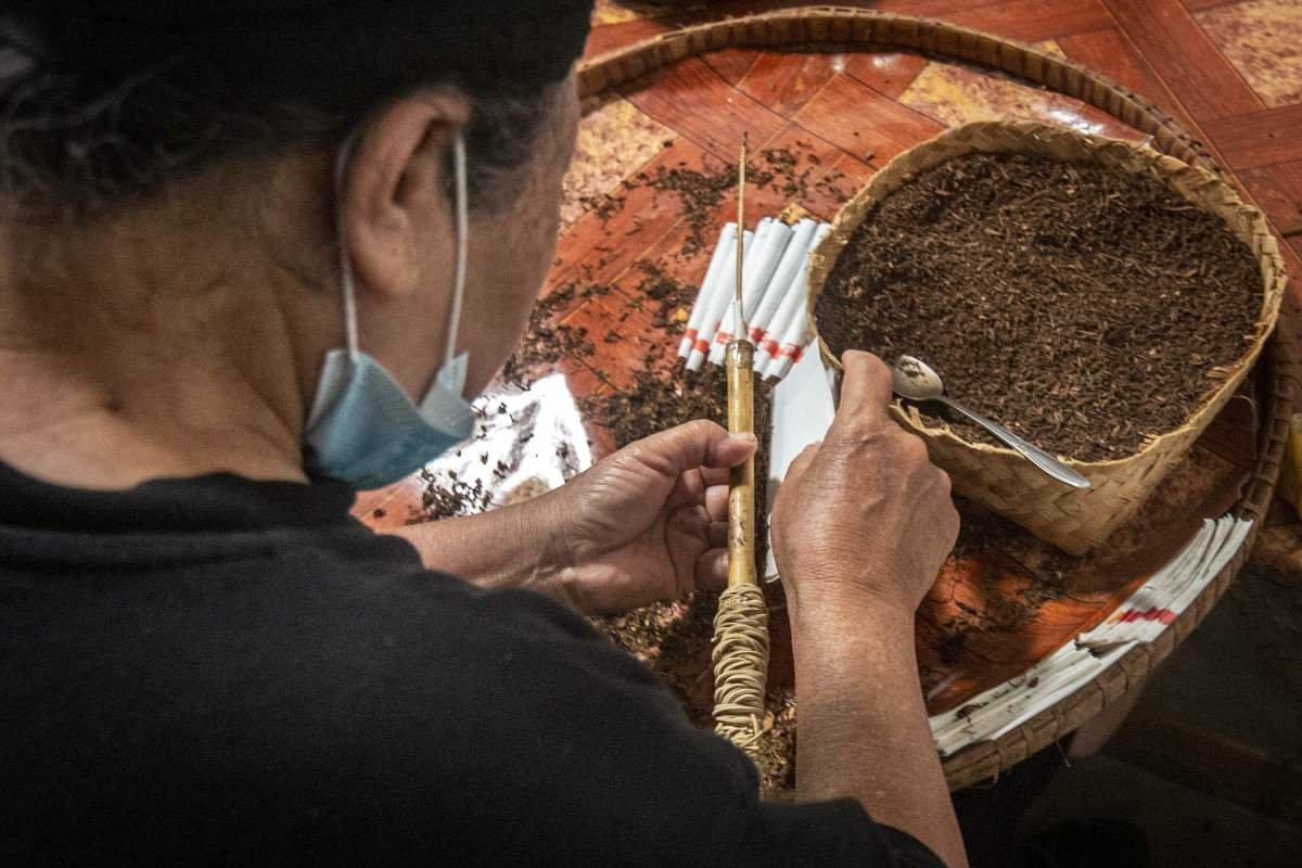 Juru Linting Tradisional Pabrik Rokok Dua Saudara