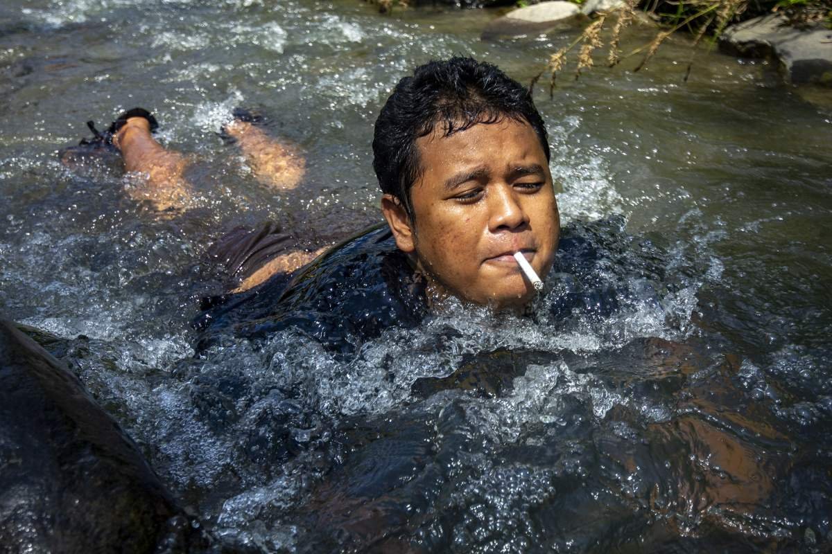 Kelakuan kretekus yang mandi di sungai sambil sebat