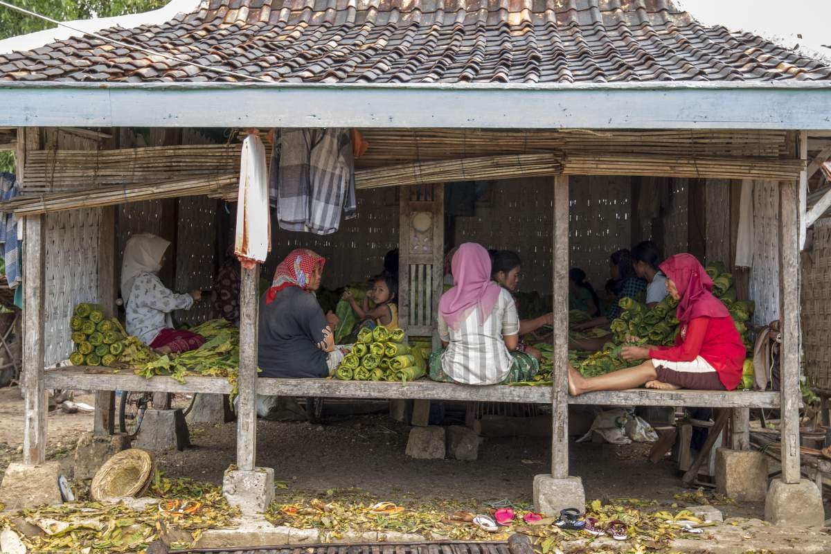Keluarga petani tembakau di Pamekasan Madura bersama menggulung tembakau sebelum dirajang
