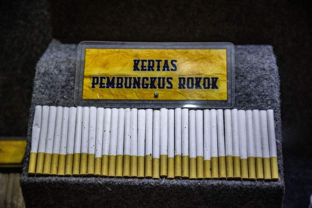Kertas pembungkus rokok koleksi Museum Kretek Kudus