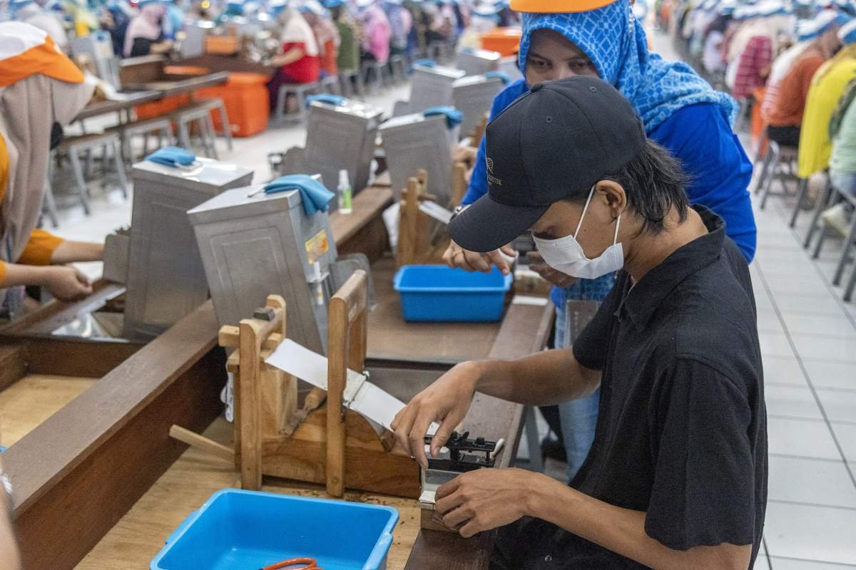 ketua komtek sedang belajar menjadi juru linting
