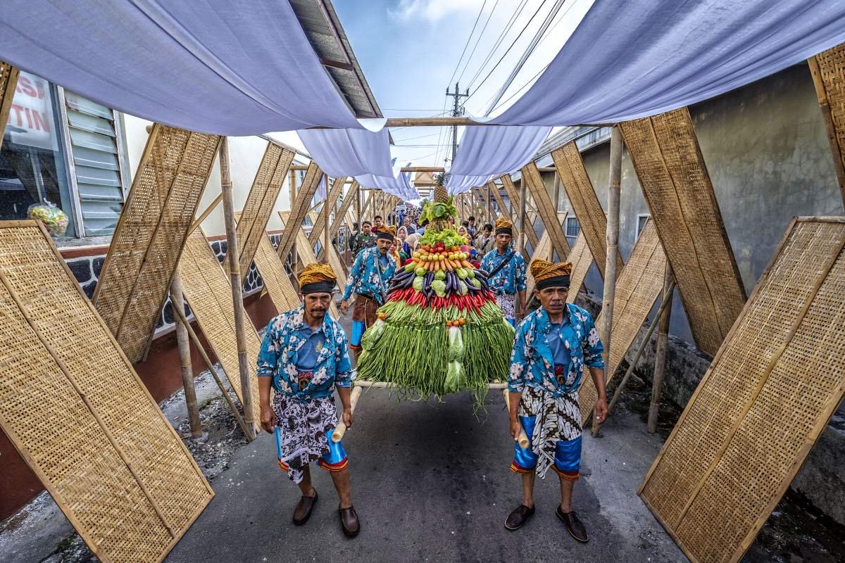 KIrab Festival Lembutan Bansari berjalan melewati Rigen di gerbang Desa Bansari