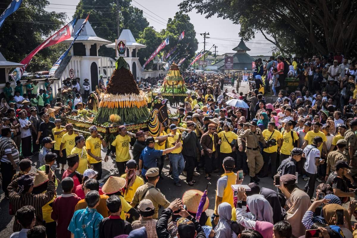 Kirab gunungan tembakau menuju alun  alun Temanggung