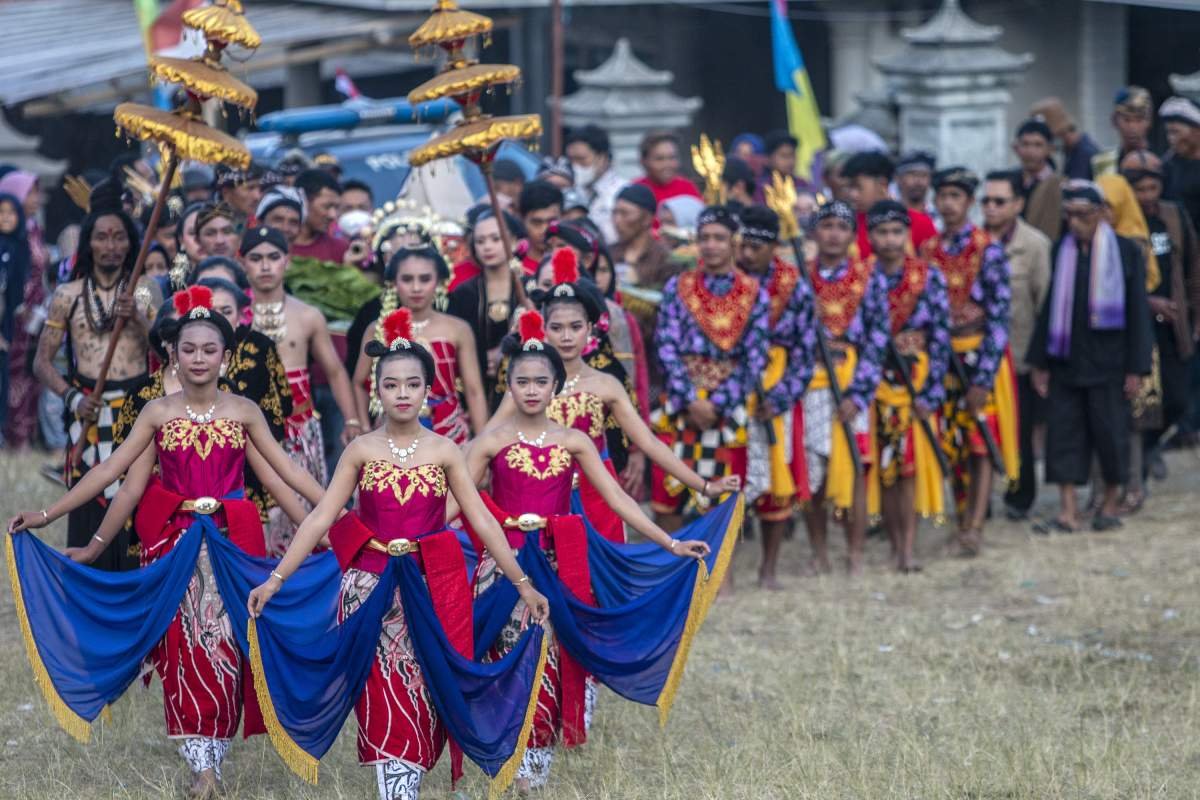 Kirab Tungguk Tembakau membawa daun tembakau yang baru dipetik diarak keliling desa.