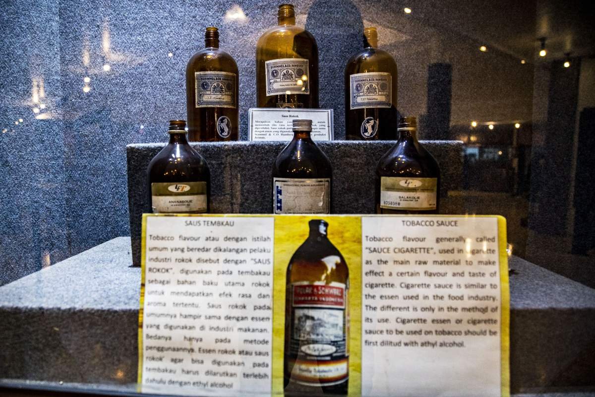 koleksi botol saus kretek di museum kretek