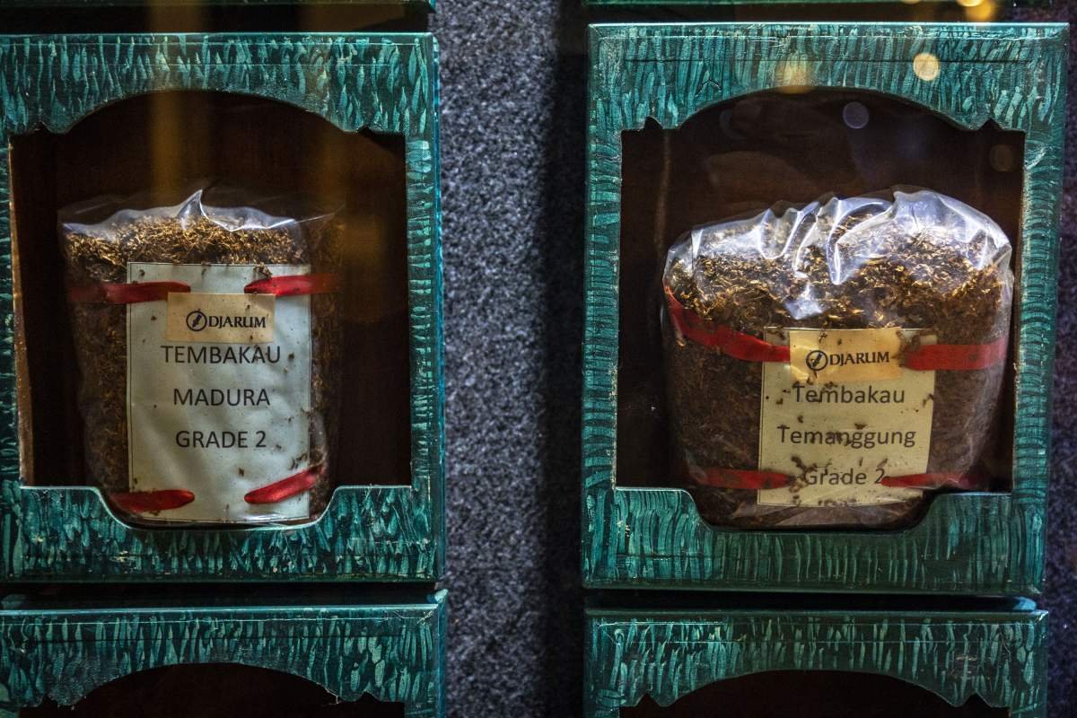 Koleksi tembakau pabrikan di Museum Kretek Kudus