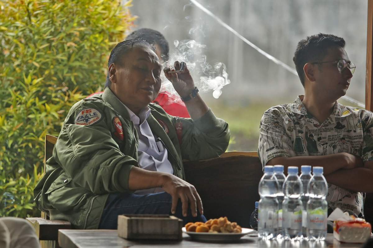 Komandan pacul menikmati kretek