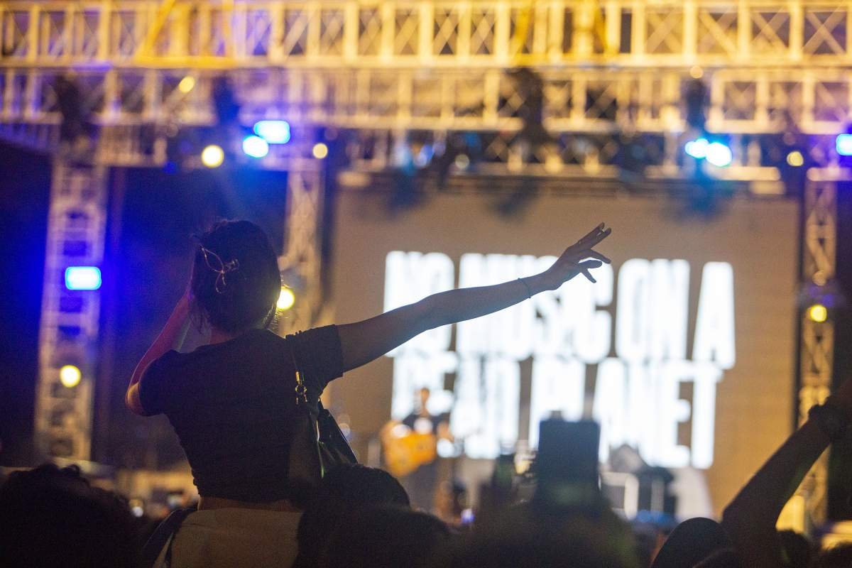 kretek dalam jepitan jari penikmat konser