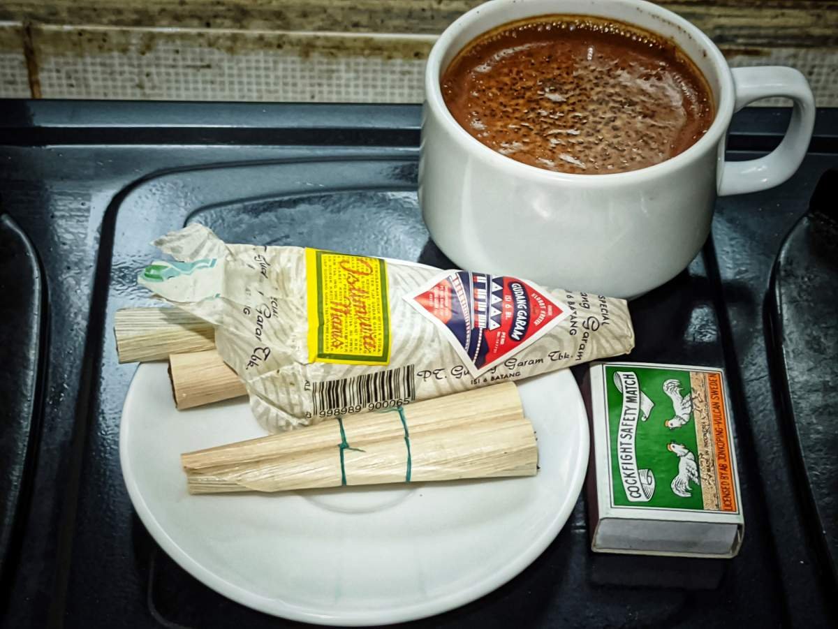 Kretek Klobot dan Secangkir Kopi
