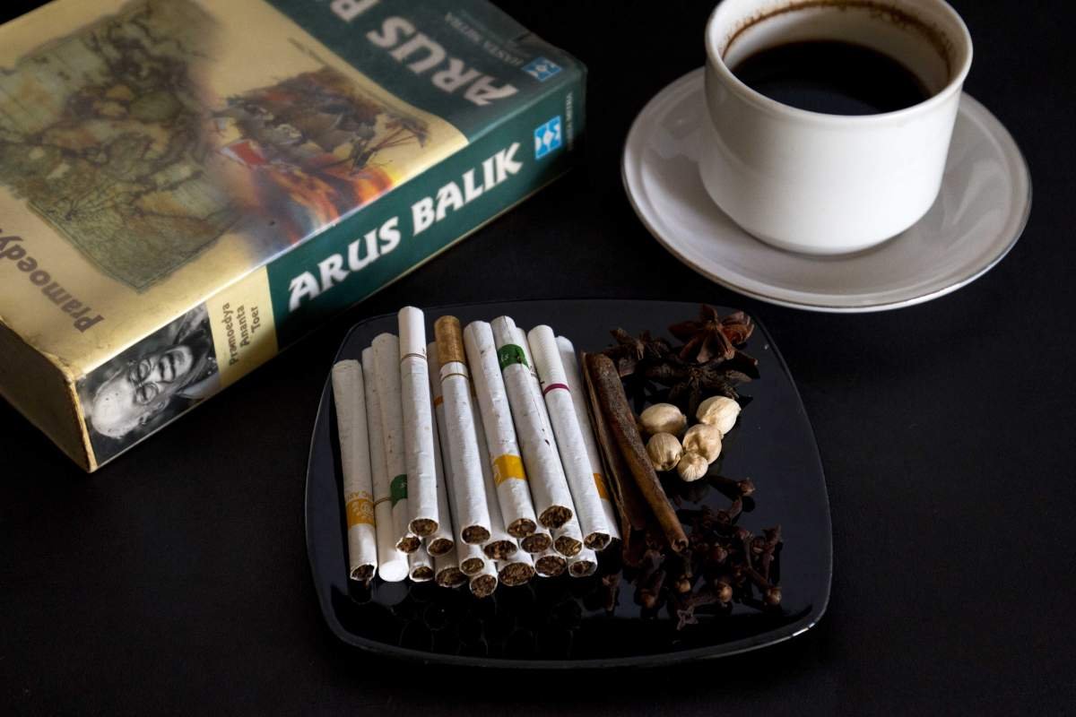 Kretek, Kopi, dan Buku. Nikmat Mana lagi yang kau dustakan?