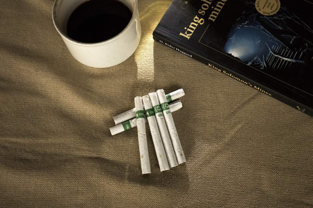 Kretek teman ngopi dan membaca buku