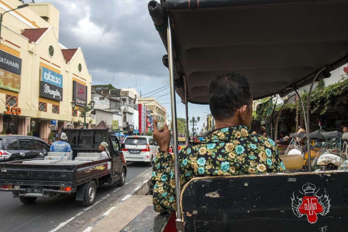 kusir andong beristirahat sambil sebat