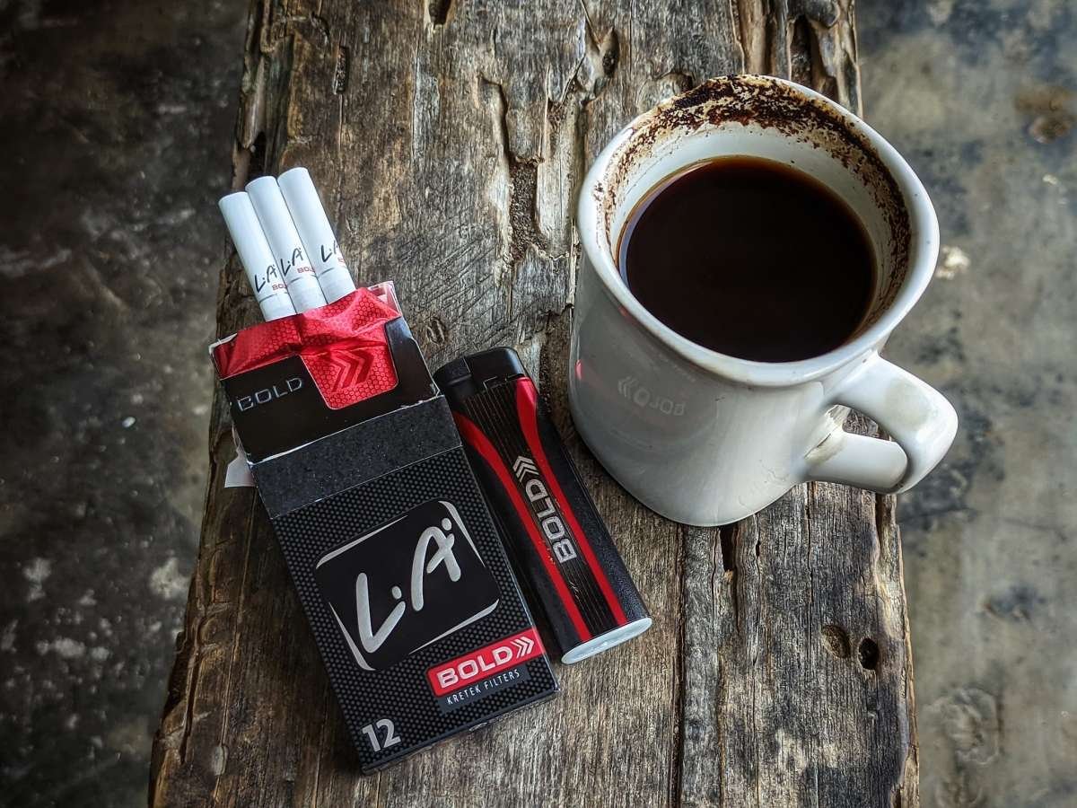 LA Bold & Secangkir Kopi