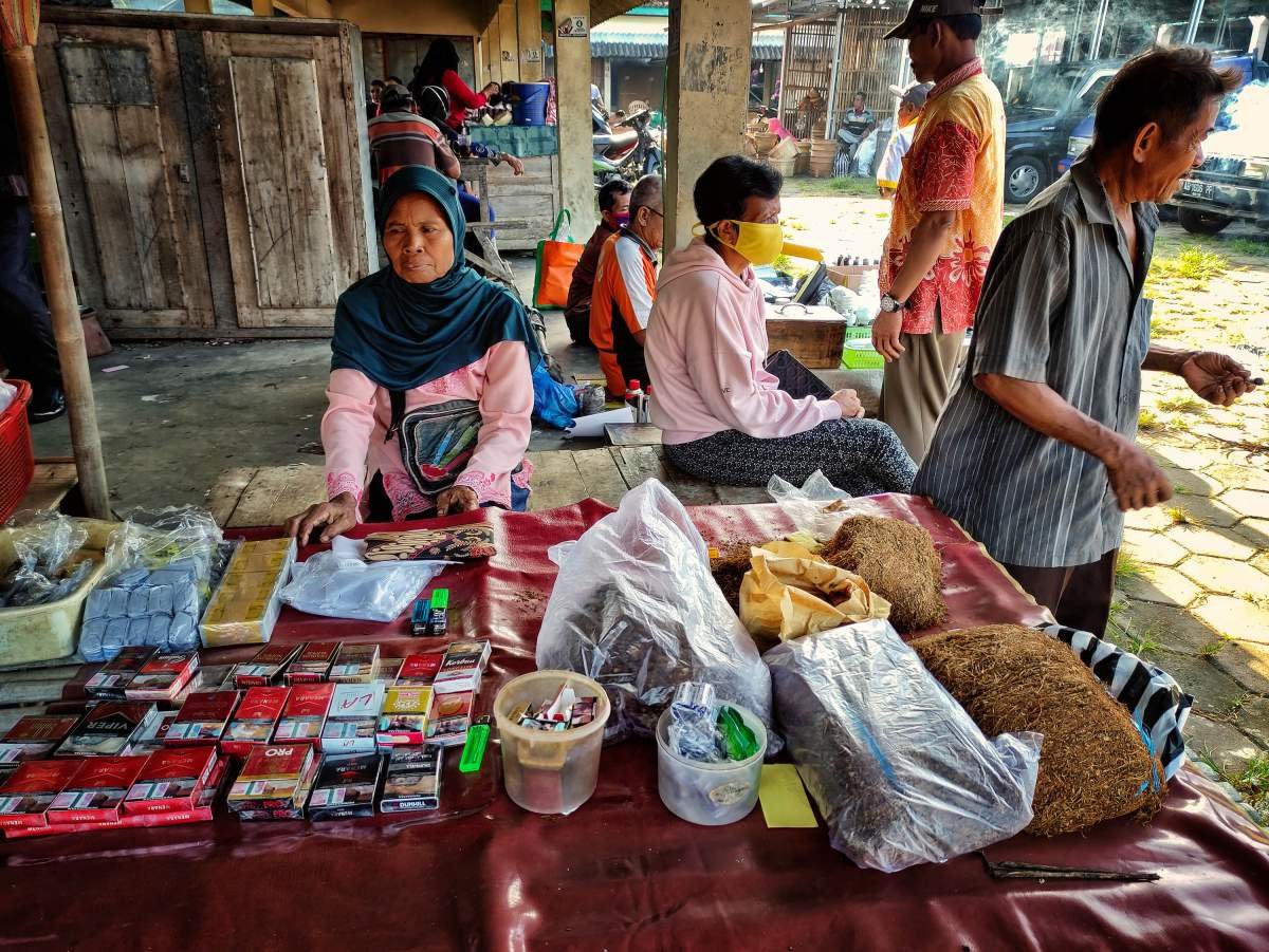 Lapak Pedagang rokok di Pasar Ngawen