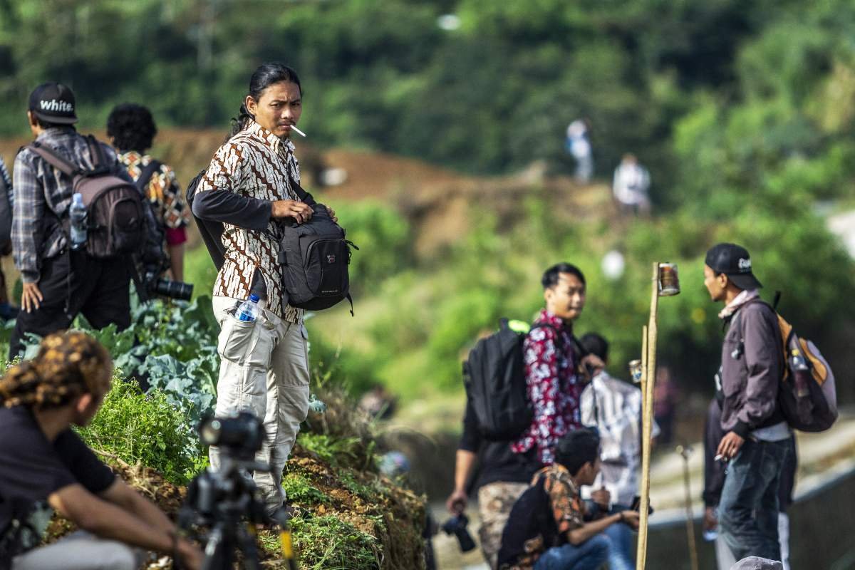lelaki dengan sebatang kretek di bibir