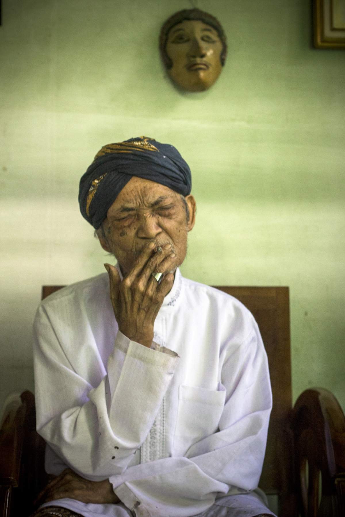Mbah Dartosari Merokok Sampai Tua