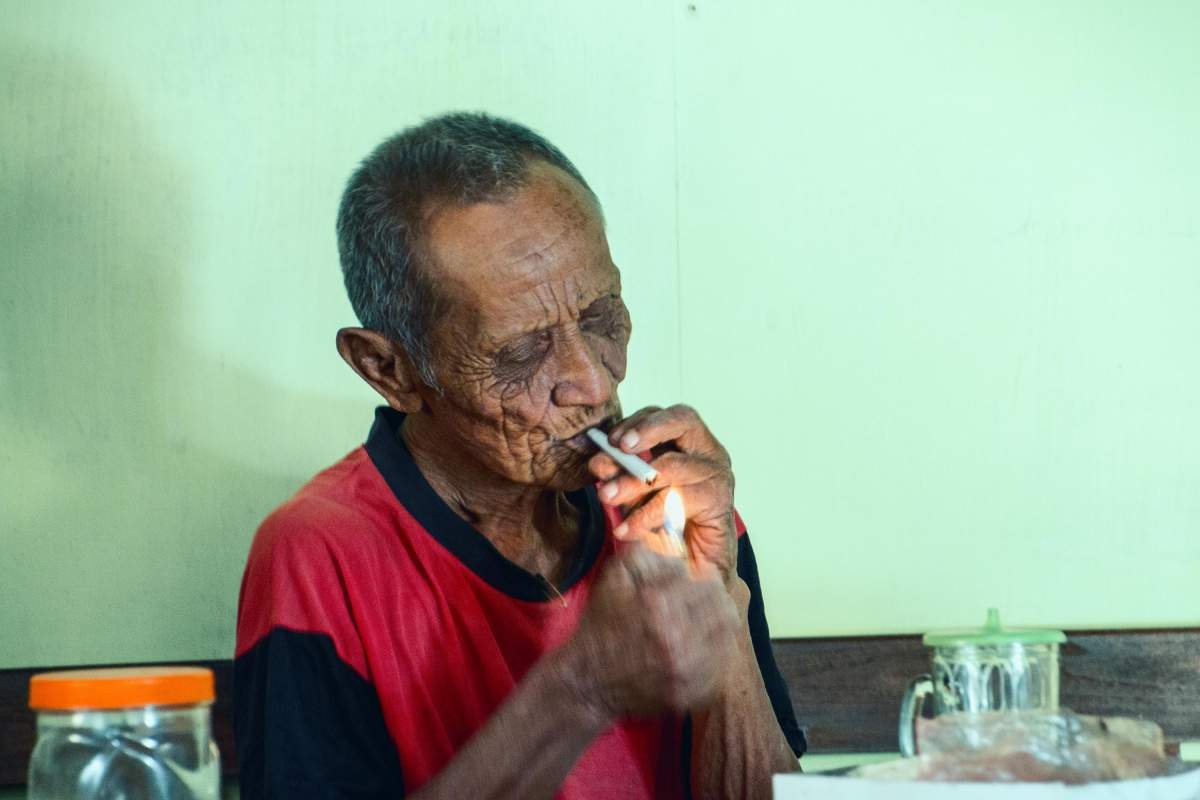 Mbah Karto dan Kretek Kesukaannya