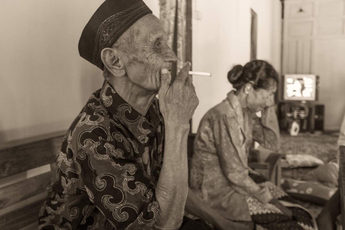 Mbah karto dan rokoknya