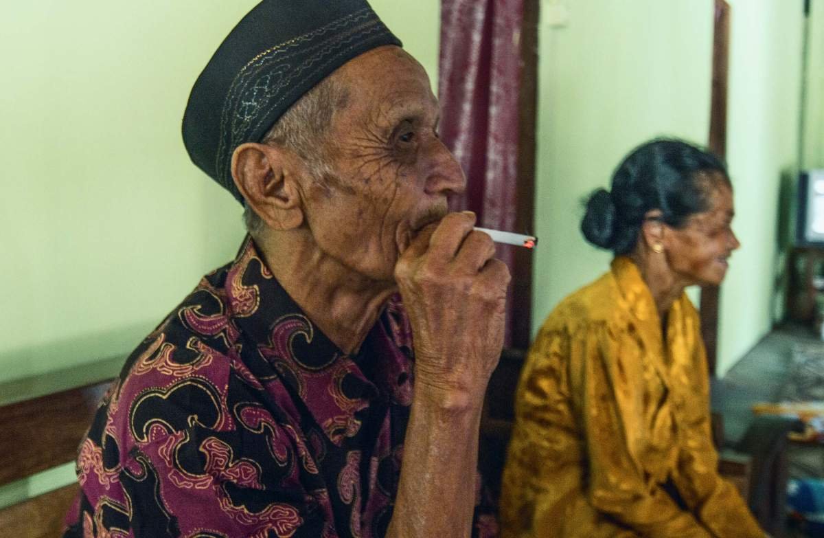 Mbah Karto penikmat Tembakau Linting