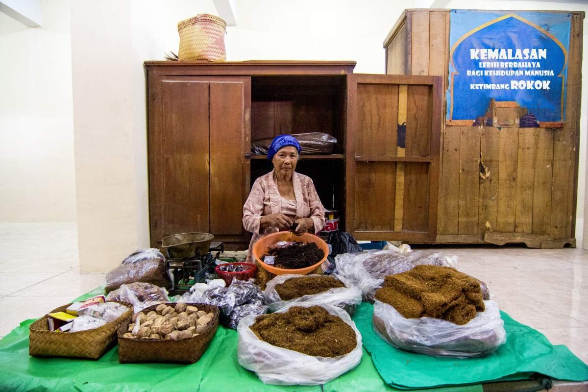 Mbah Mujinem, pedagang tembakau di pasar Bantul