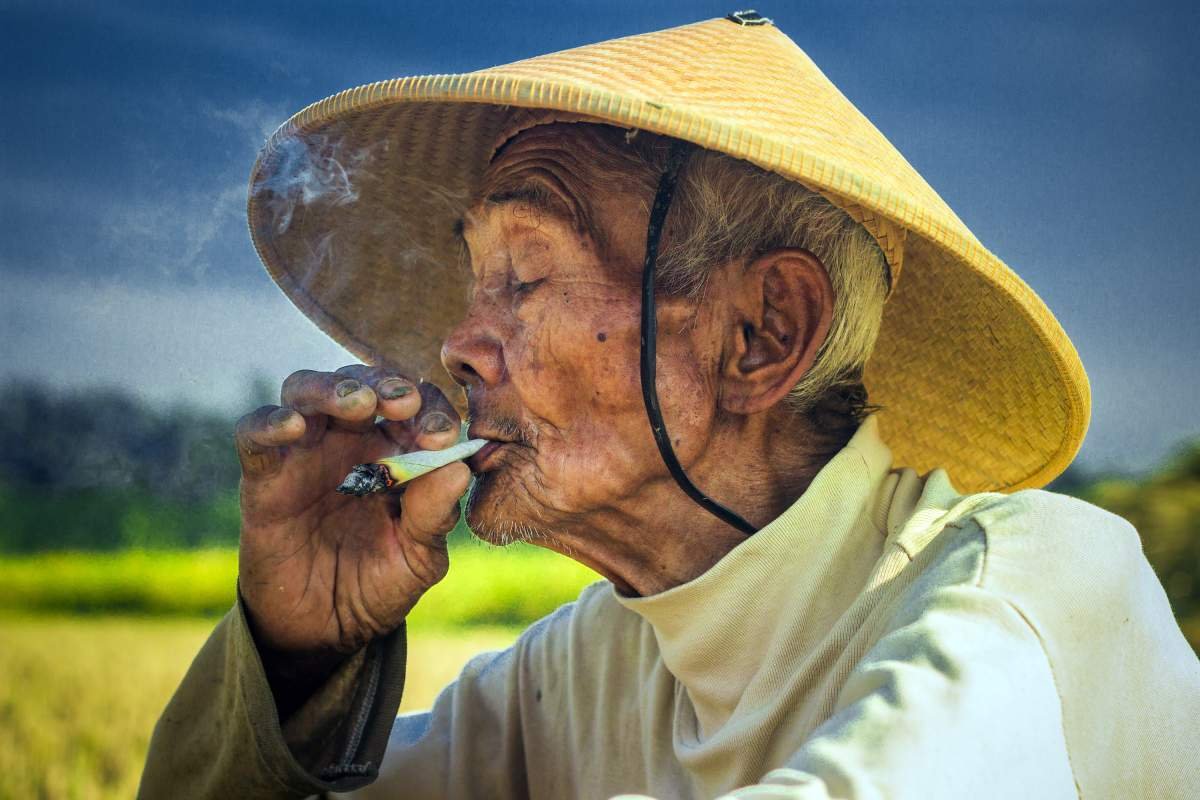 Mbah Sopawiro saat difoto Usianya 83 Tahun. Meninggal Dunia usia 105 tahun. 