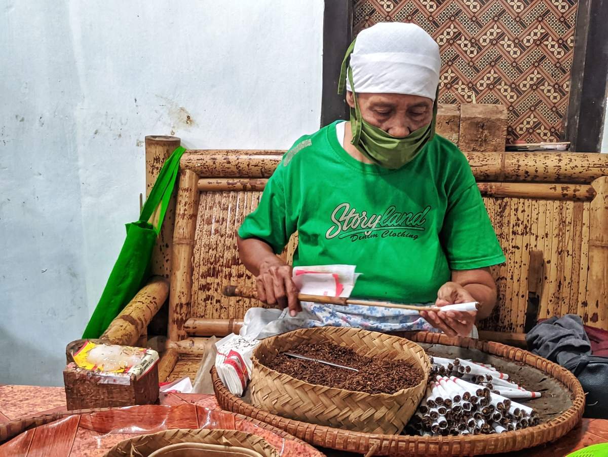 Melinting Dengan Alat Tradisional
