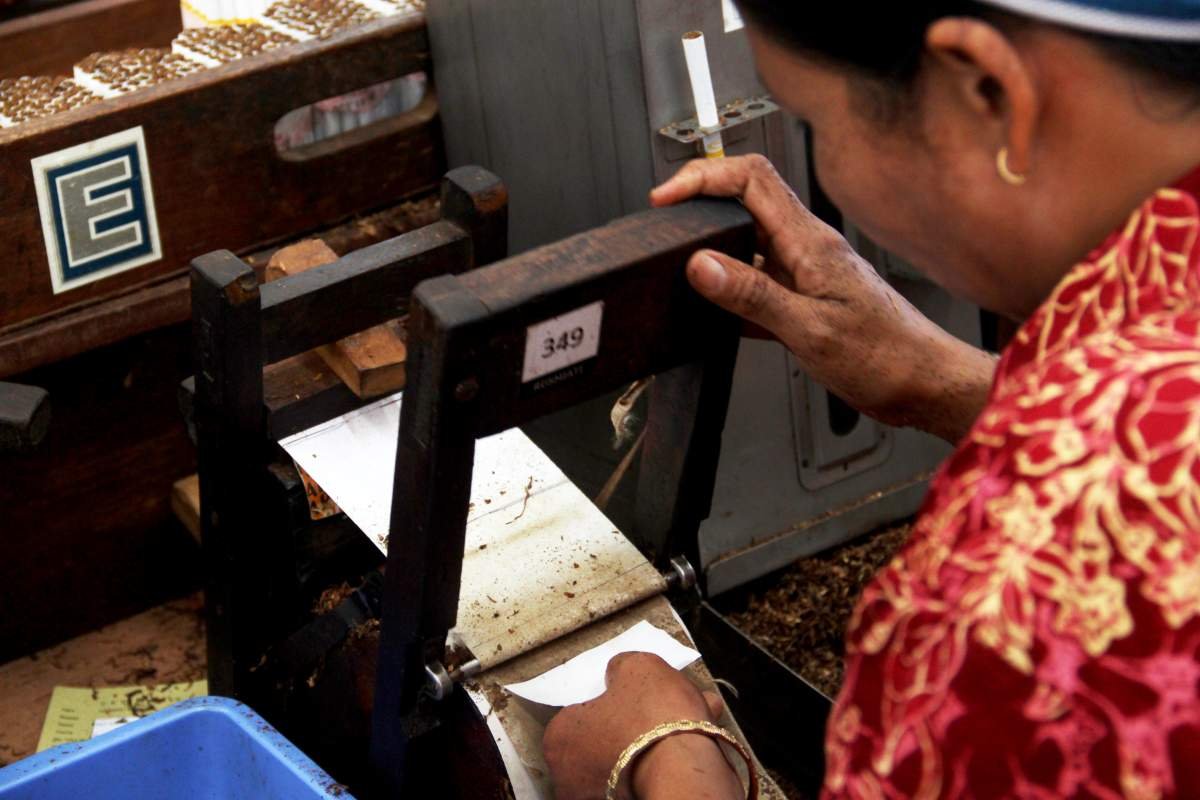 Melinting Rokok Kretek Djarum 76 Kudus