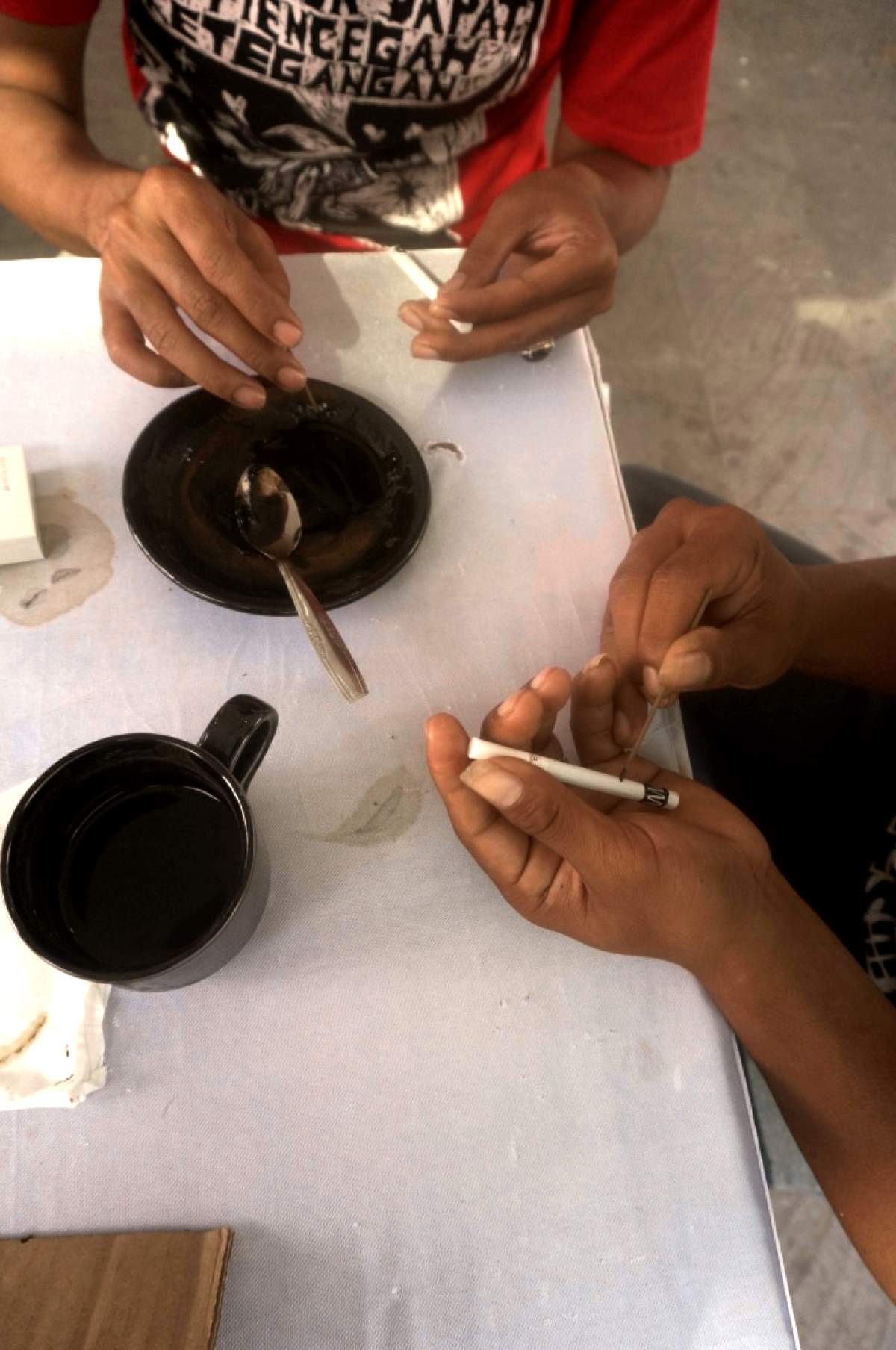 Melukis batangan kretek memakai ampas kopi
