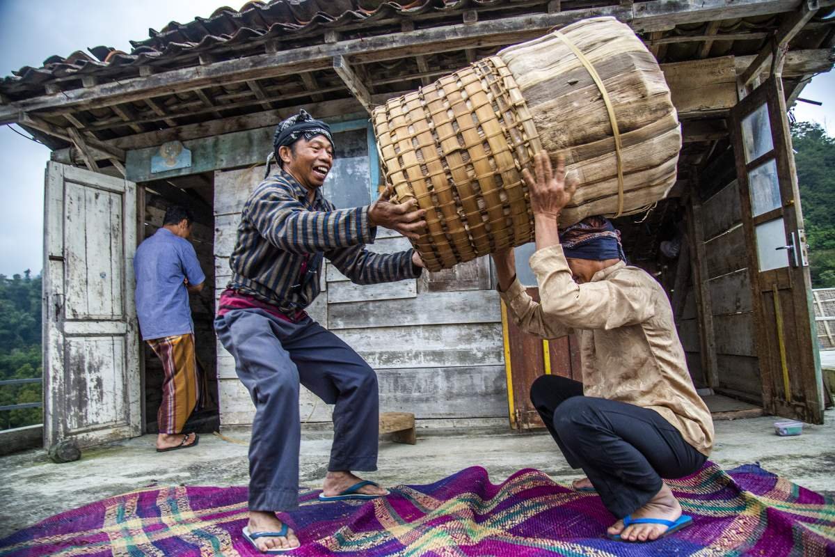 Memanggul keranjang tembakau 