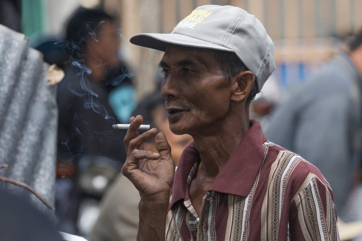 membakar kretek