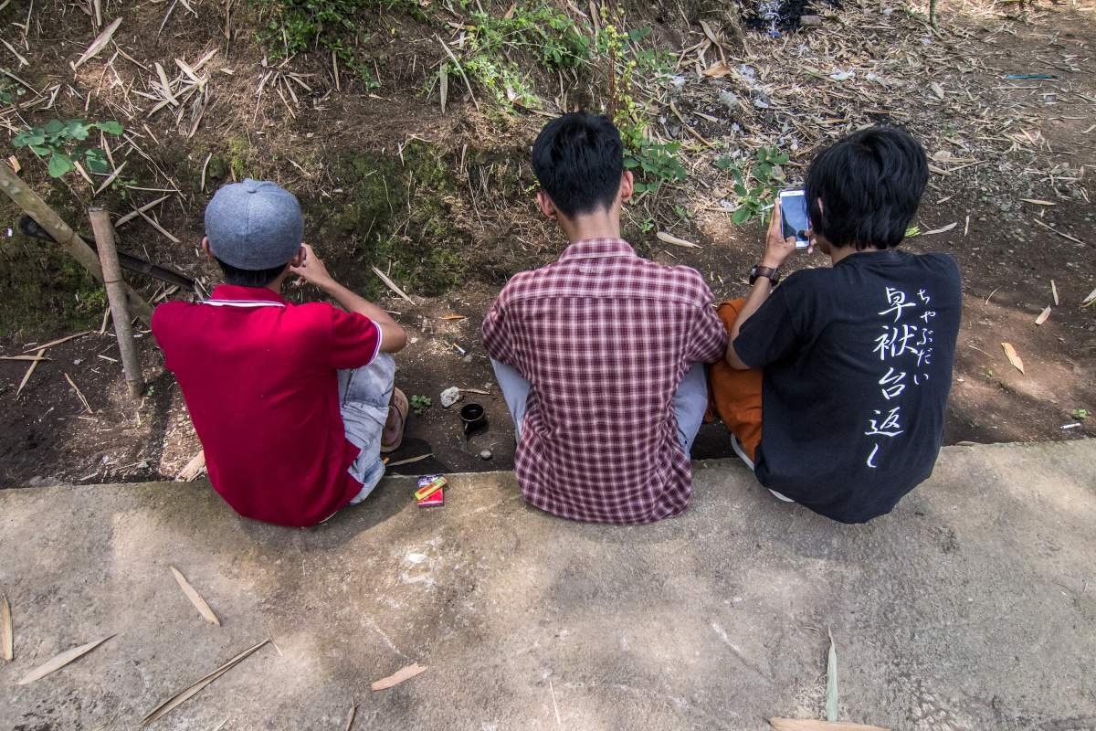 Menepi sejenak di pinggir sawah