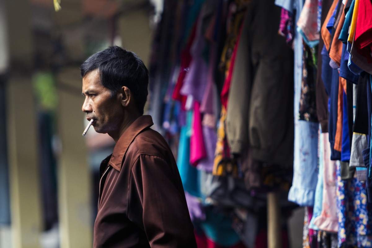 menikati kretek di pasar tradisional 
