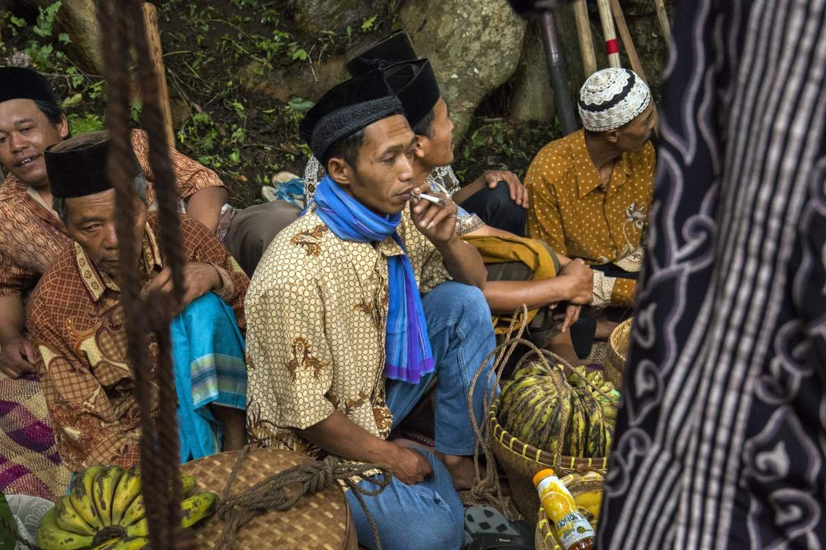 menikmati kretek dalam acara tradisi