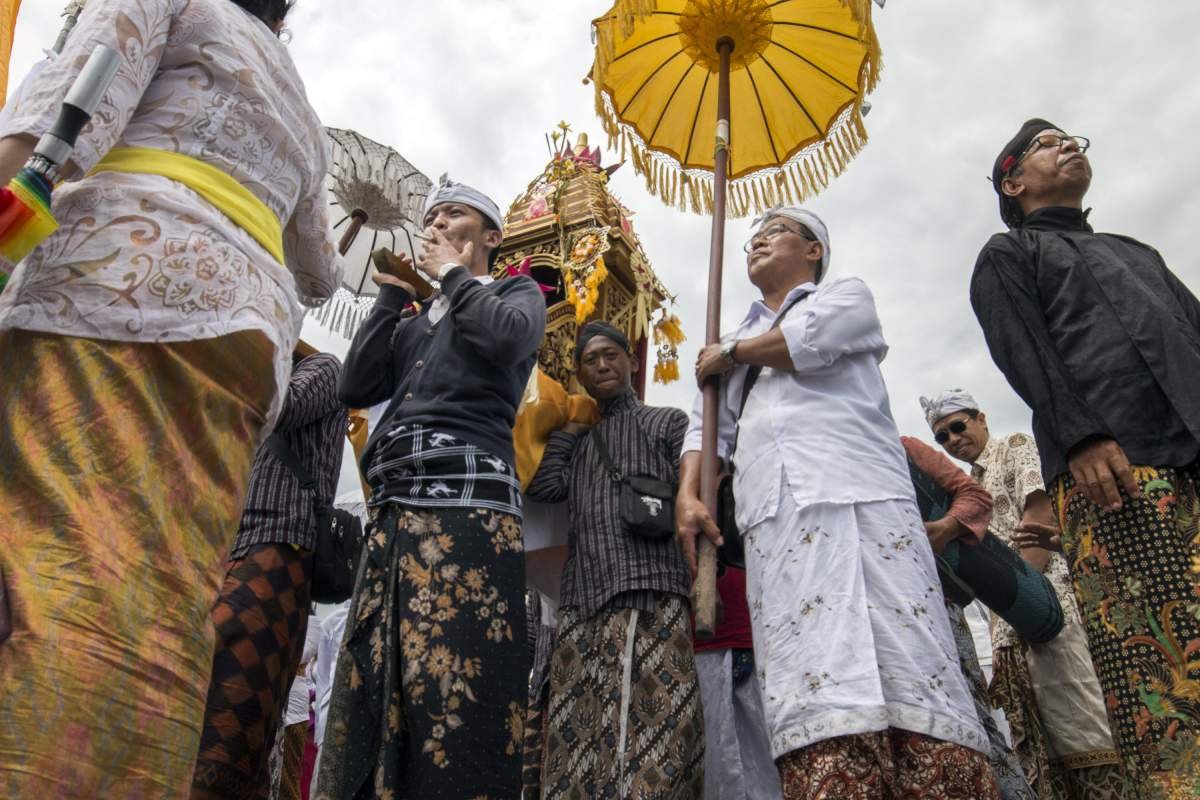 menikmati kretek dalam kirab melasti