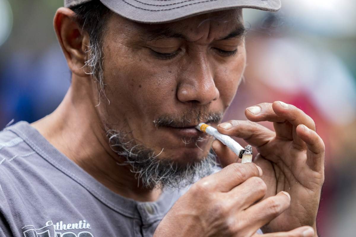 Menikmati Sebatang Kretek