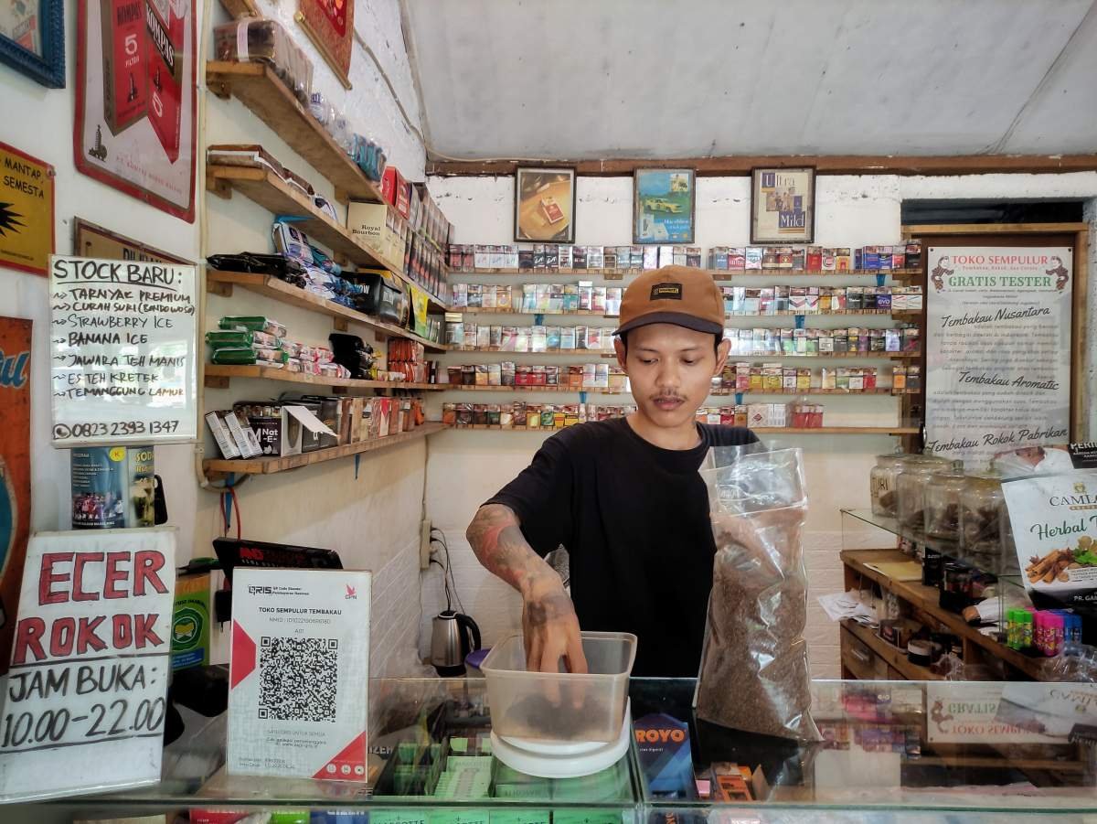 menimbang tembakau di toko Sempulur