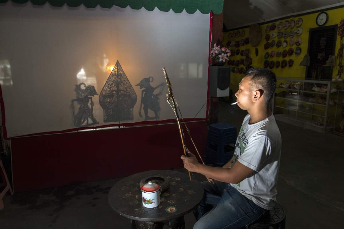 menjadi dalang wayang kulit