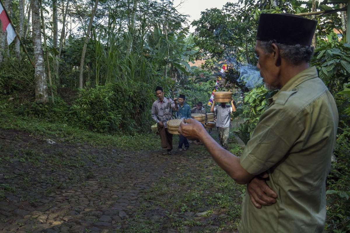 menunggu sahabat dalam acara sadranan