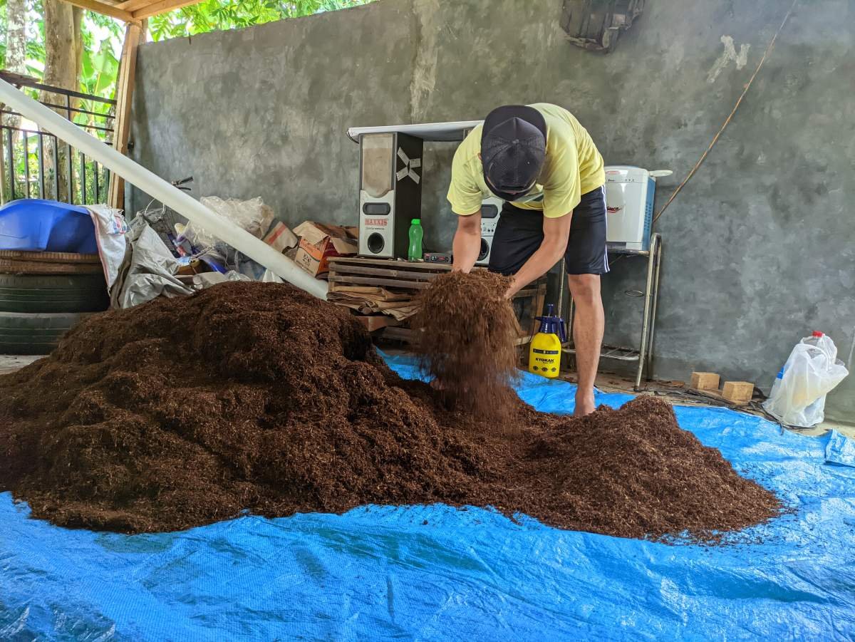meracik tembakau dan cengkeh di pabrik rokok dua saudara purworejo