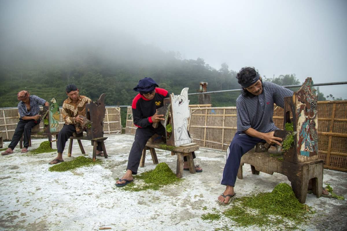 Merajang tembakau di dak rumah di kaki bukit Potorono, Temanggung