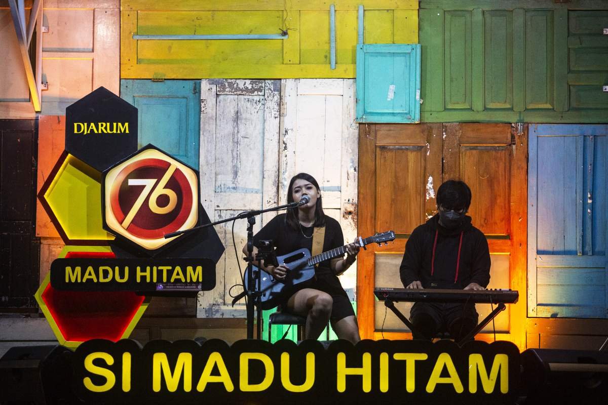 Mini Konser 76 Madu Hitam